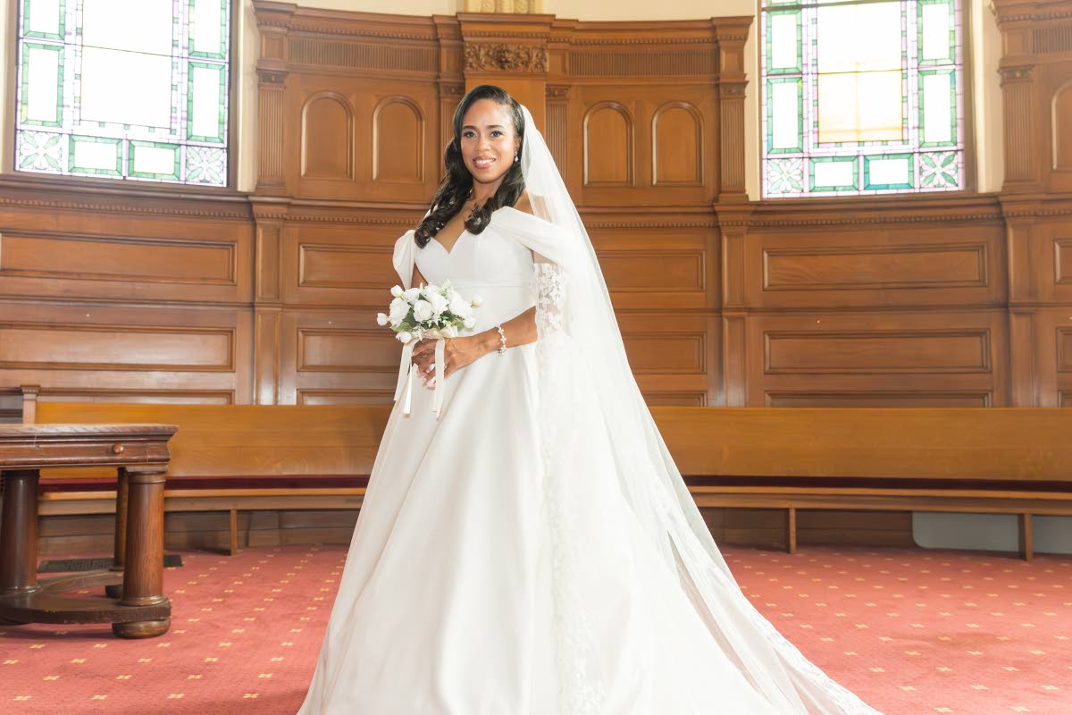 The beautiful bride, Yvonne Anderson, a school administrator in the city of Baltimore in the United States, in all her glory. 