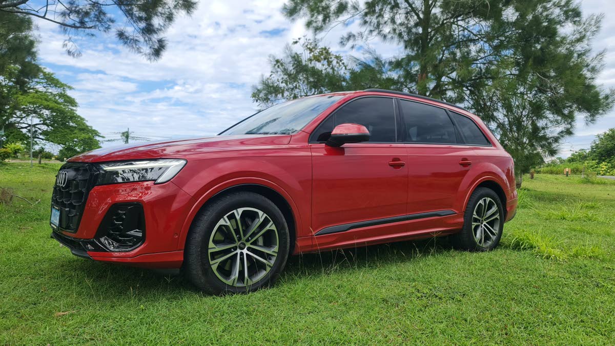 Sculpted lines and a commanding presence define the latest Q7 from this three-quarter perspective.