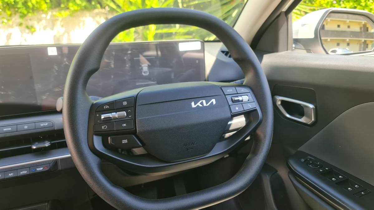 A modern, two-spoke steering wheel design offers intuitive access to essential vehicle functions, providing the driver with immediate command over the K4’s efficient powertrain.