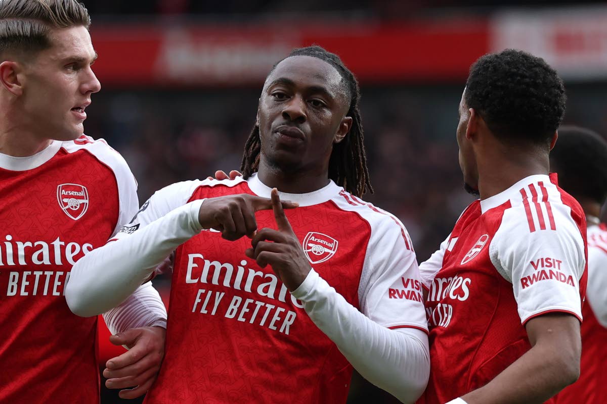 Arsenal’s Eberechi Eze (centre) celebrates with his teammates after scoring his side’s winning goal during the English Premier League match between Arsenal and Crystal Palace in London yesterday.