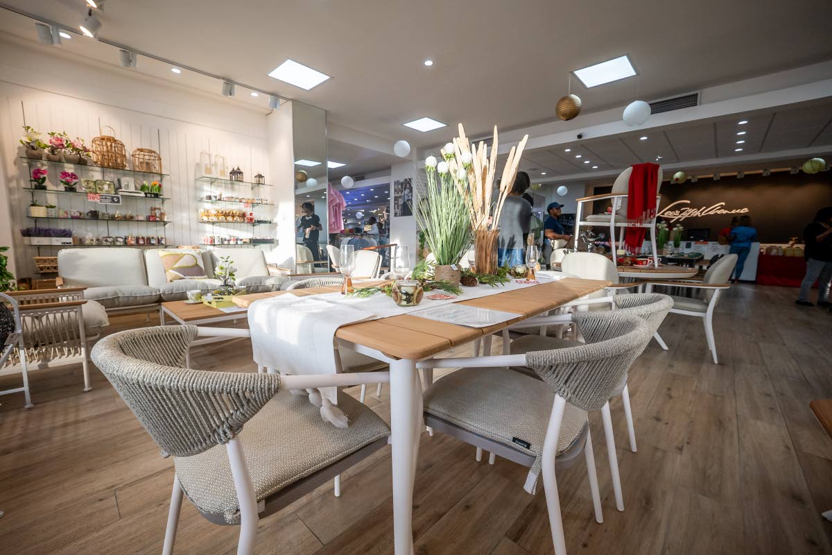 The axis dinner set is made of powder-coated aluminium, olfin fabric and teak wood. 