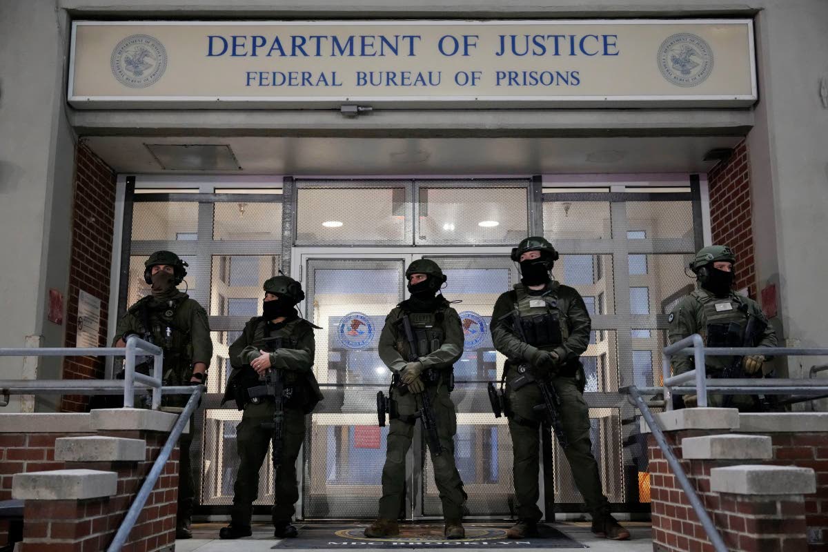 Federal law enforcement personnel stand watch outside the Metropolitan Detention Center as they await the arrival of captured Venezuelan President Nicolás Maduro in New York. 