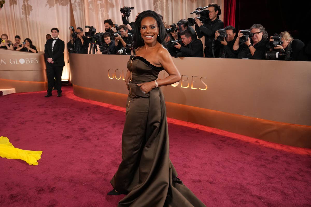 Elegant in custom Harbison Studio with Manolo Blahnik heels and Shay jewellery, Sheryl Lee Ralph brings classic glamour to the carpet.