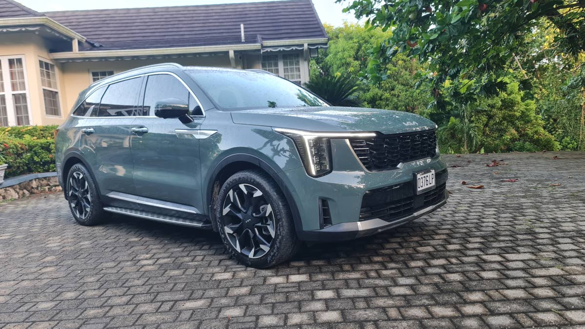 The revised front end, showcasing the integrated ‘Tiger Nose’ grille and T-shaped daytime running lights for a contemporary road presence. 