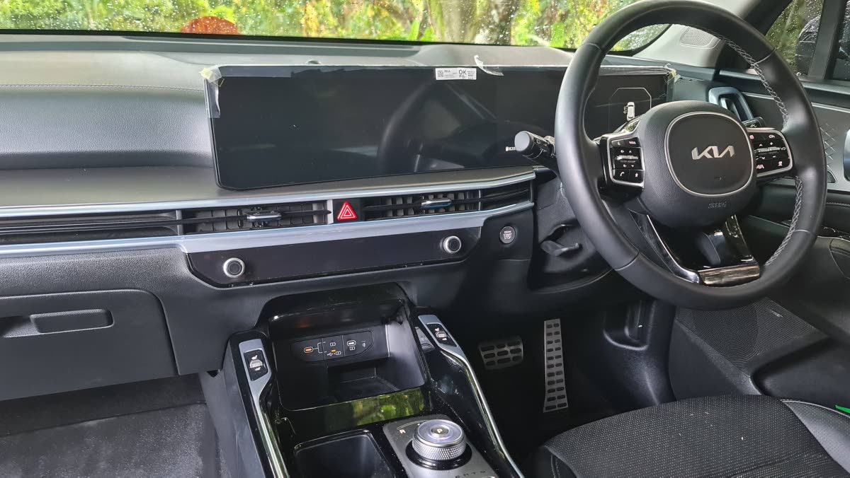 The dual-purpose touch control panel seamlessly shifts functions between climate settings and media shortcuts, centralising key functions.