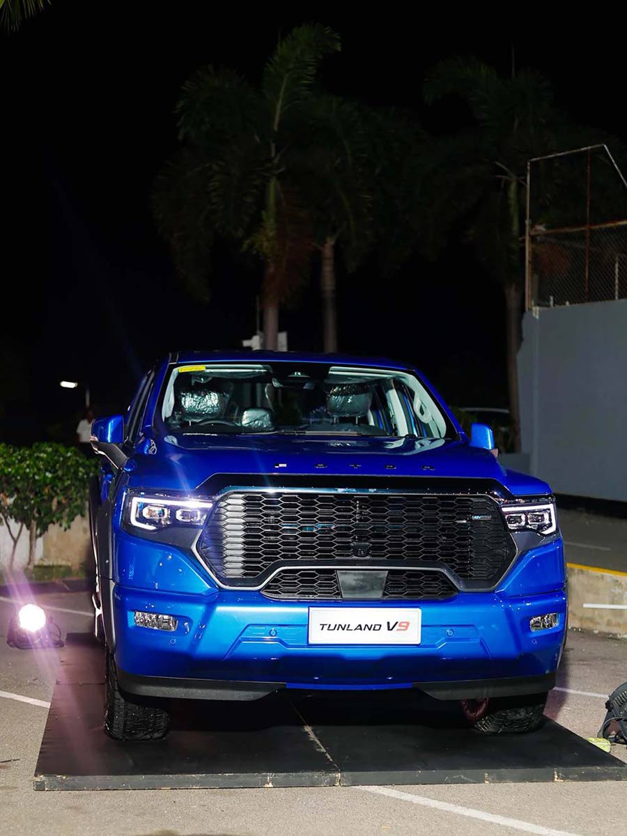 The Foton Tunland V9, finished in Diamond Blue.