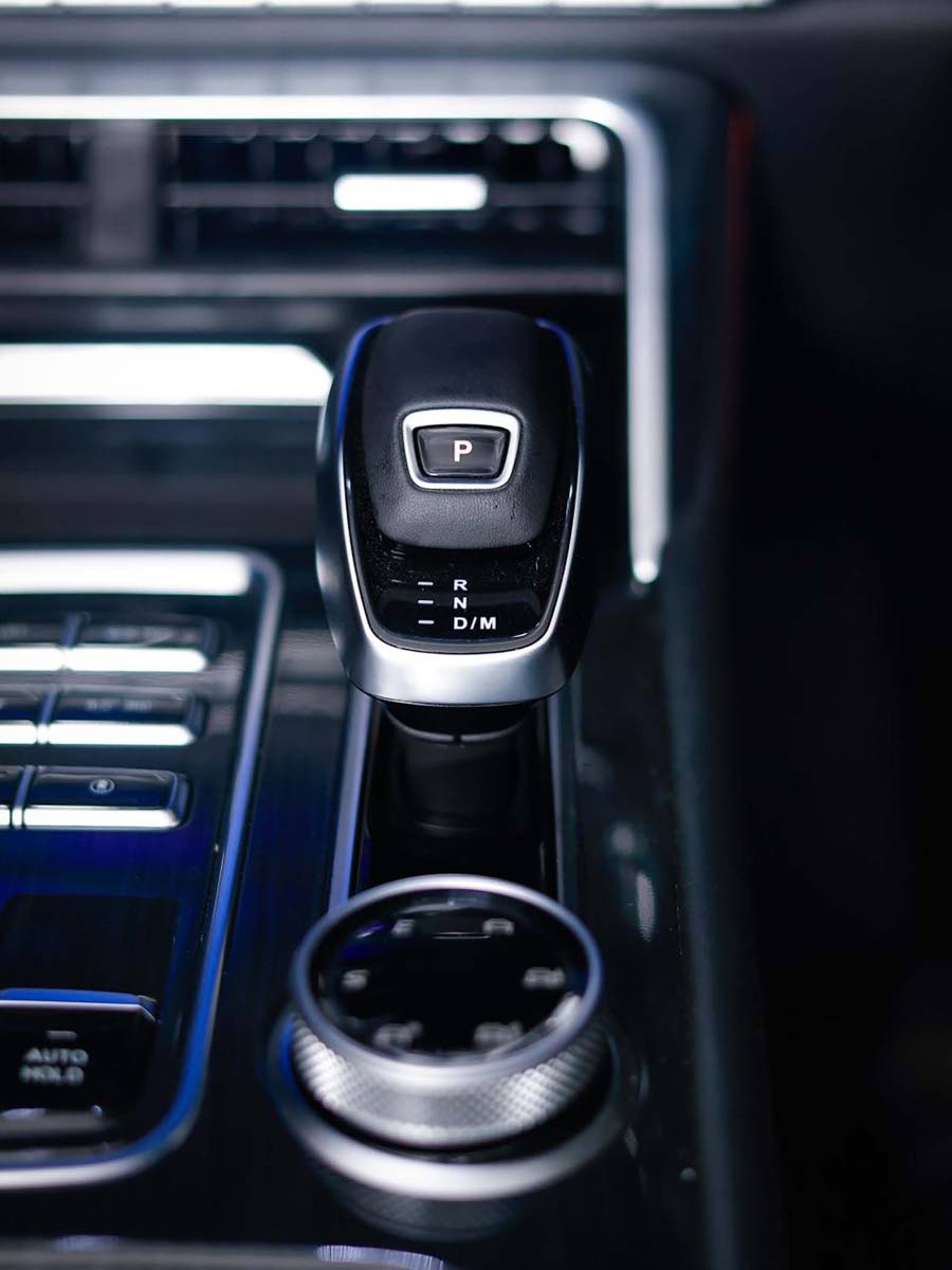 A close-up of the Tunland V9’s gear selector and centre controls, featuring the eight-speed automatic transmission.