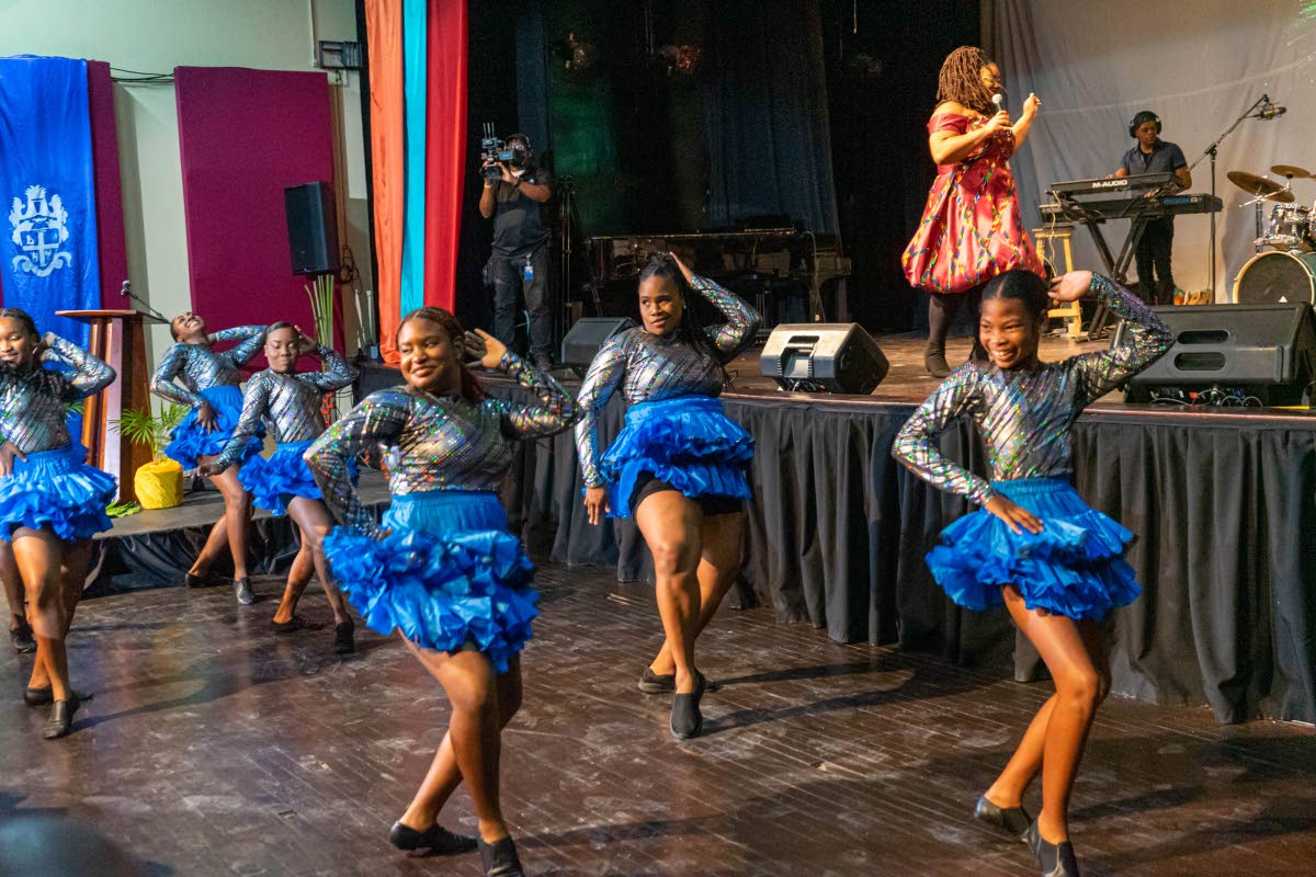 Dancers from the Beam Entertainment Arts & Media group, join Raehann Bryce-Davis  during pieces from her new album ‘Evolution’.