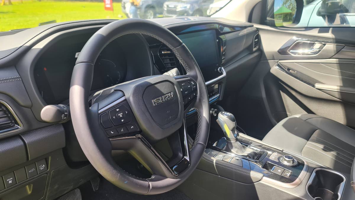 A focus on ergonomic refinement: The updated cockpit layout prioritises tactile controls and driver visibility, ensuring ease of operation during high-stress off-road manoeuvres.