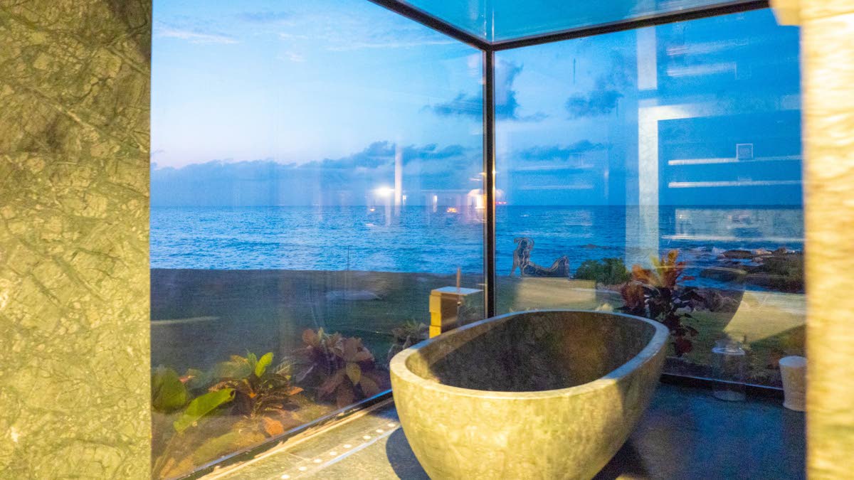 A soaking tub fully enclosed in glass draws you into nature.