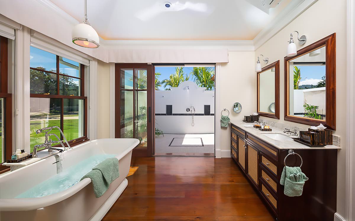 Luxurious bathrooms finished in marble, specially imported from Italy.