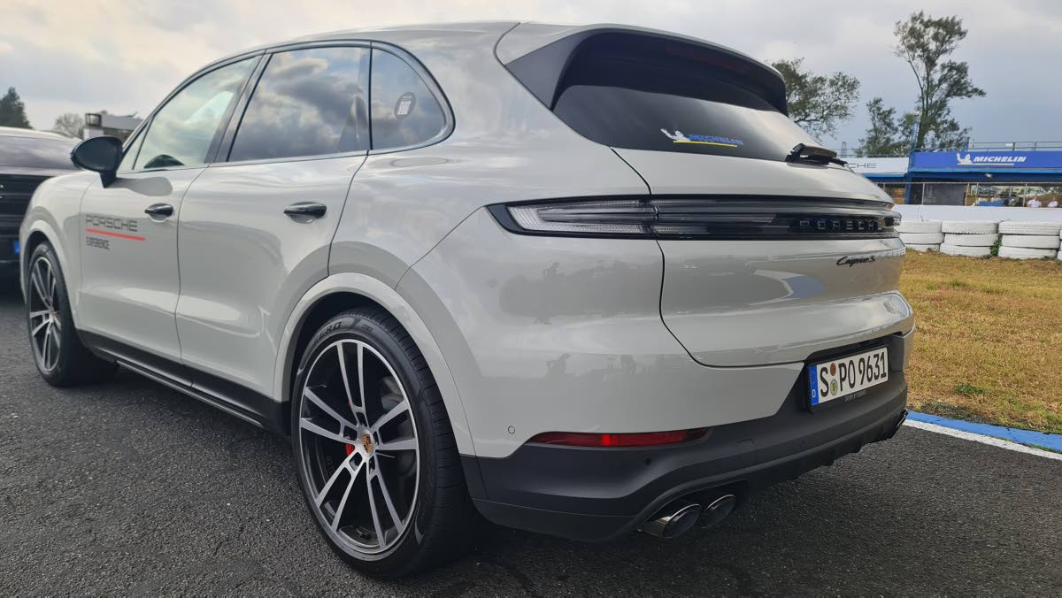 The updated rear design is characterised by the clean, 3D light strip connecting the new taillights, an aesthetic evolution that broadens the car’s visual impact and tidies the tailgate.