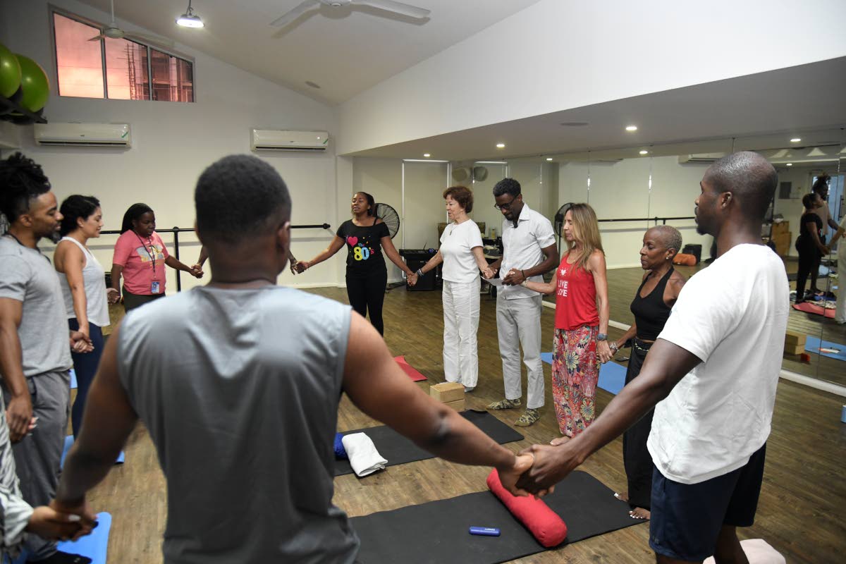 LeVaughn Flynn closes the 9D Breathwork session with a circle, inviting participants to repeat a series of affirmations.