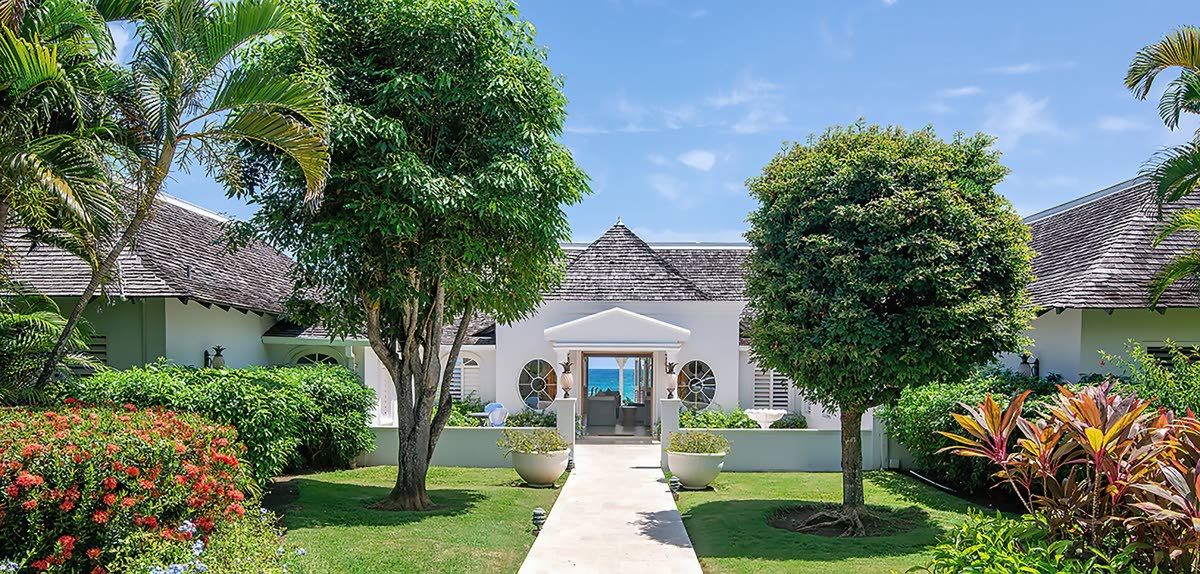 A ‘Dream House’ concealed from the public eye, in a sheltered cove.