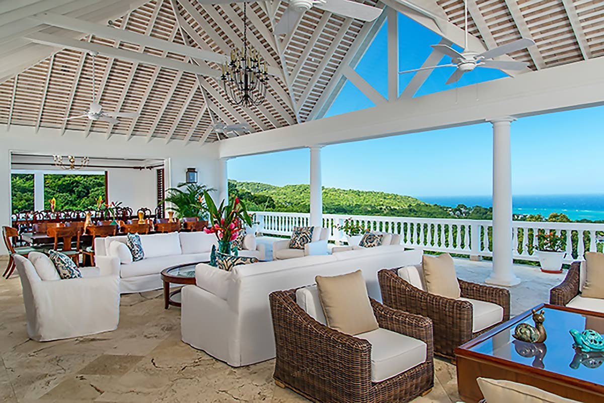 A sea-facing leisure and dining balcony.