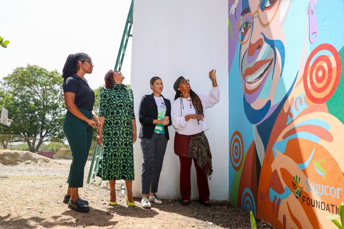 Miriam Hinds Smith (right), Dean of the School of Visual Arts, describes the mural unveiled at the entrance to the newly rebuilt Hope Brooks Painting Studio at the Edna Manley College of the Visual and Performing Arts. Looking on (from second right) are Ni