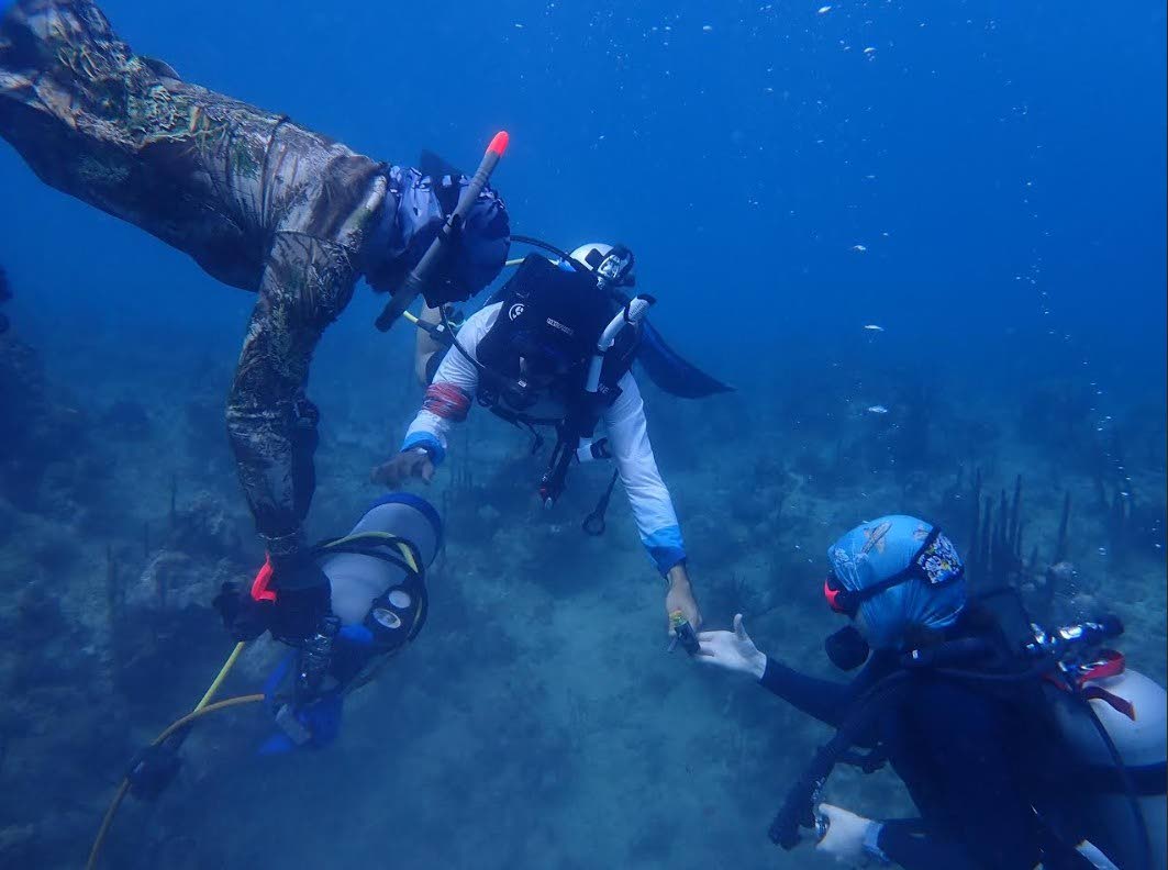 Participants conduct an underwater field exercise during the Reef Response Training in the Dominican Republic. Photo by the Caribbean Biodiversity Fund. 