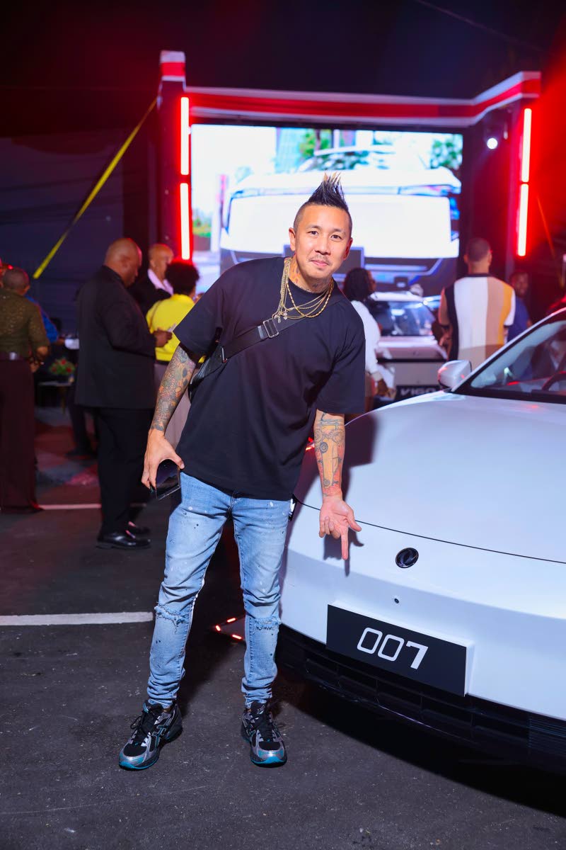 Automotive YouTuber Nick Lue checks out the Dongfeng 007.