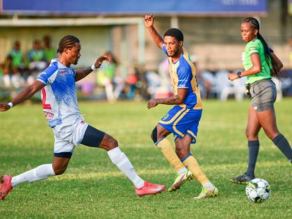 Harbour View’s Rohan Brown (right) watches as Dunbeholden’s Nevaun Turner tries to intercept his pass during a Jamaica Premier League match at the Waterhouse Stadium on October 6. 