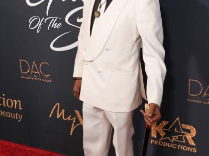 Lifetime Achievement Award recipient Ben Vereen walked the red carpet in an all-white double-breasted suit.