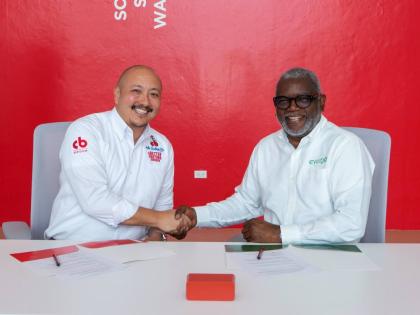CB Group CEO Matthew Lyn (left) and Evergo CEO Dr Wayne McKenzie seal their fleet partnership at the signing ceremony. 