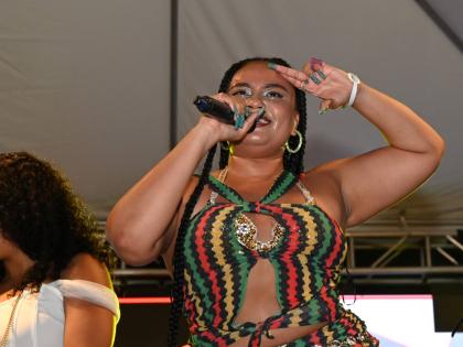 Ghanaian-American 
singer Moliy topped the 
Top 15 Reggae and Dancehall chart with ‘Shake It to the Max Remix’.