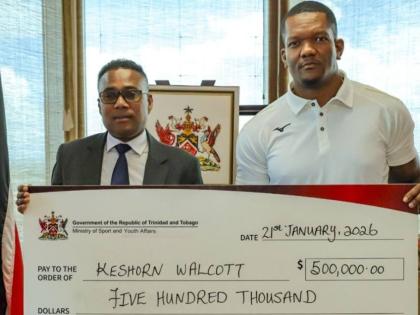 World champion Keshorn Walcott (right) accepts his award from Trinidad and Tobago’s Minister of Sport and Youth Affairs, Phillip Watts.