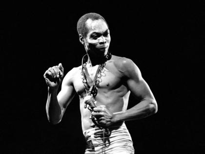 Nigerian musician and composer Fela Anikulapo Kuti performs on September 13, 1986 at the ‘Party of Humankind’ of the French Communist Party at La Courneuve in Paris, France. 