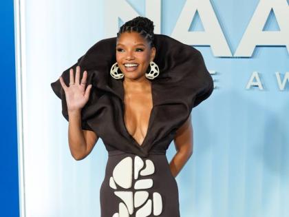 Halle Bailey wore Stéphane Rolland Haute Couture, a coffee-brown jersey and gazar gown, accented with white lacquered wood embellishments.