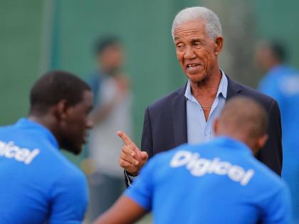 West Indies cricket great Garfield Sobers (right) chats with West Indies team members during a training session ahead of their second Test cricket match against Sri Lanka in Colombo, Sri Lanka, October 21, 2015.