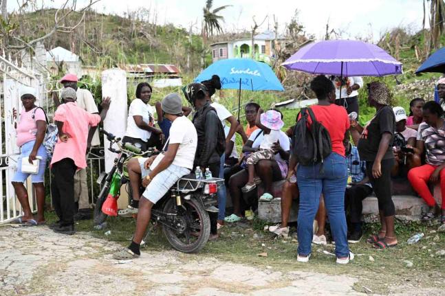Residents of Beeston Spring, Westmoreland waiting to get food from World Central Kitchen location.