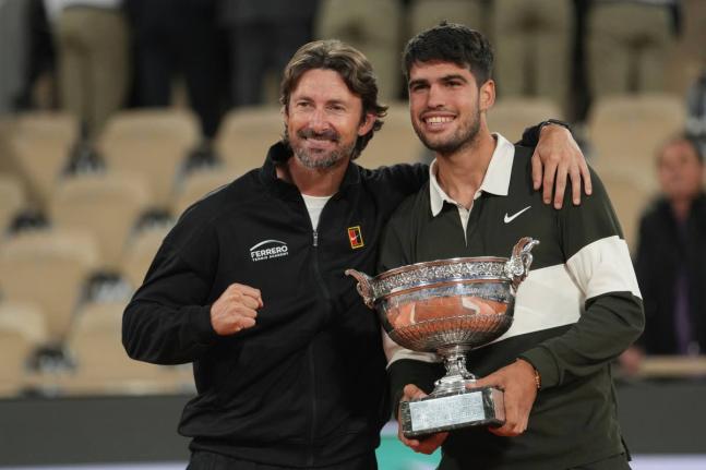 Spain’s Carlos Alcaraz (right) poses with his coach Juan Carlos Ferrero after winning the final match of the French Tennis Open against Italy’s Jannik Sinner at the Roland-Garros stadium in Paris on June 8.