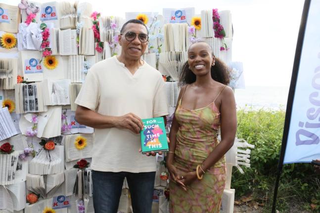 Author Shani Akilah presented Prime Minister Dr Andrew Holness with her book ‘For Such a Time as This’ at the 2025 Calabash International Literary Festival in Treasure Beach. 