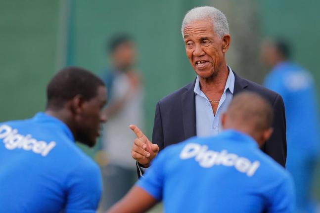 West Indies cricket great Garfield Sobers (right) chats with West Indies team members during a training session ahead of their second Test cricket match against Sri Lanka in Colombo, Sri Lanka, October 21, 2015.