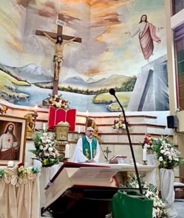 Patricio Sánchez leading the Mass at the Perpetuo Socorro Church in Ecuador moments before the tragedy.
