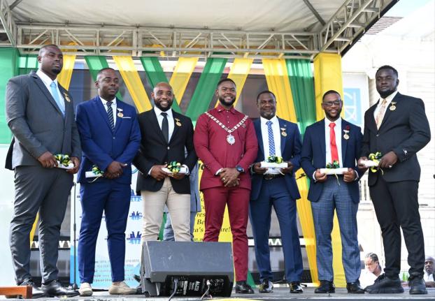 Mayor of Montego Bay Richard Vernon (centre) is flanked by members of the Jamaica Constabulary Force from St James, (from left) Constable Horace Bryan, Corporal Oral Johnson, Constable Fabian Rose, Sergeant Ricardo Lattibeaudiere, Detective Corporal Ronald